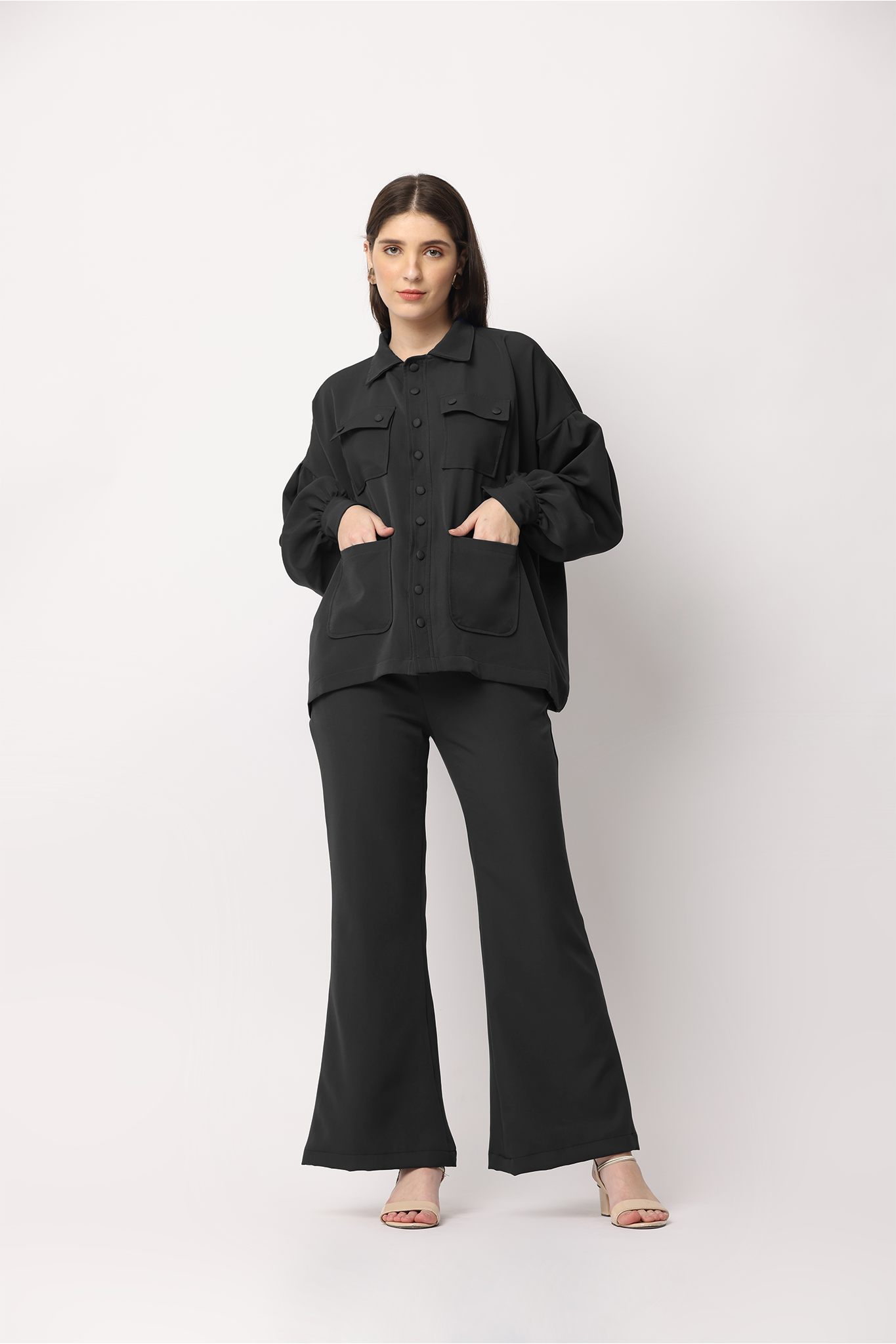 Matching colour loose fitted shirt and trouser set for those who want to keep it simple and comfortable in black shade. This long shirt features balloon sleeves with multi-front pockets and drop shoulders paired with wide-legged trousers featuring concealed elastication and side pockets.