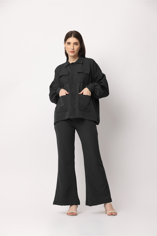 Matching colour loose fitted shirt and trouser set for those who want to keep it simple and comfortable in black shade. This long shirt features balloon sleeves with multi-front pockets and drop shoulders paired with wide-legged trousers featuring concealed elastication and side pockets.