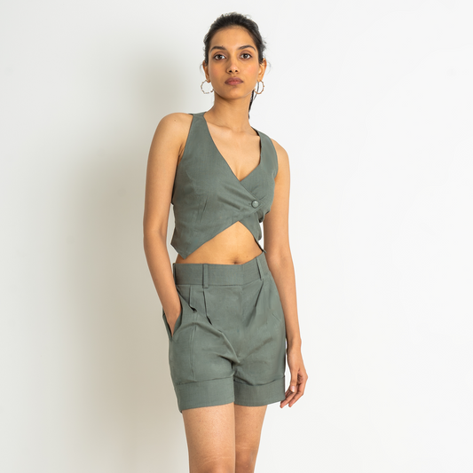 Short cropped waistcoat in a linen and viscose blend weave with a V-neck, single button closing, paired with same color classic bermuda shorts set with both side pockets and breathable fabric.